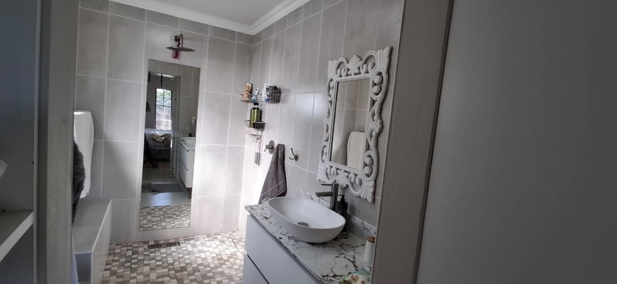 4 Bedroom Property for Sale in Sunrise On Sea Eastern Cape